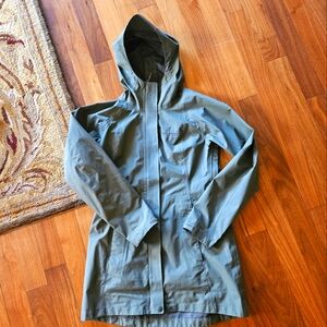 Marmot Goretex Raincoat - Mid length - Women's small - Olive green